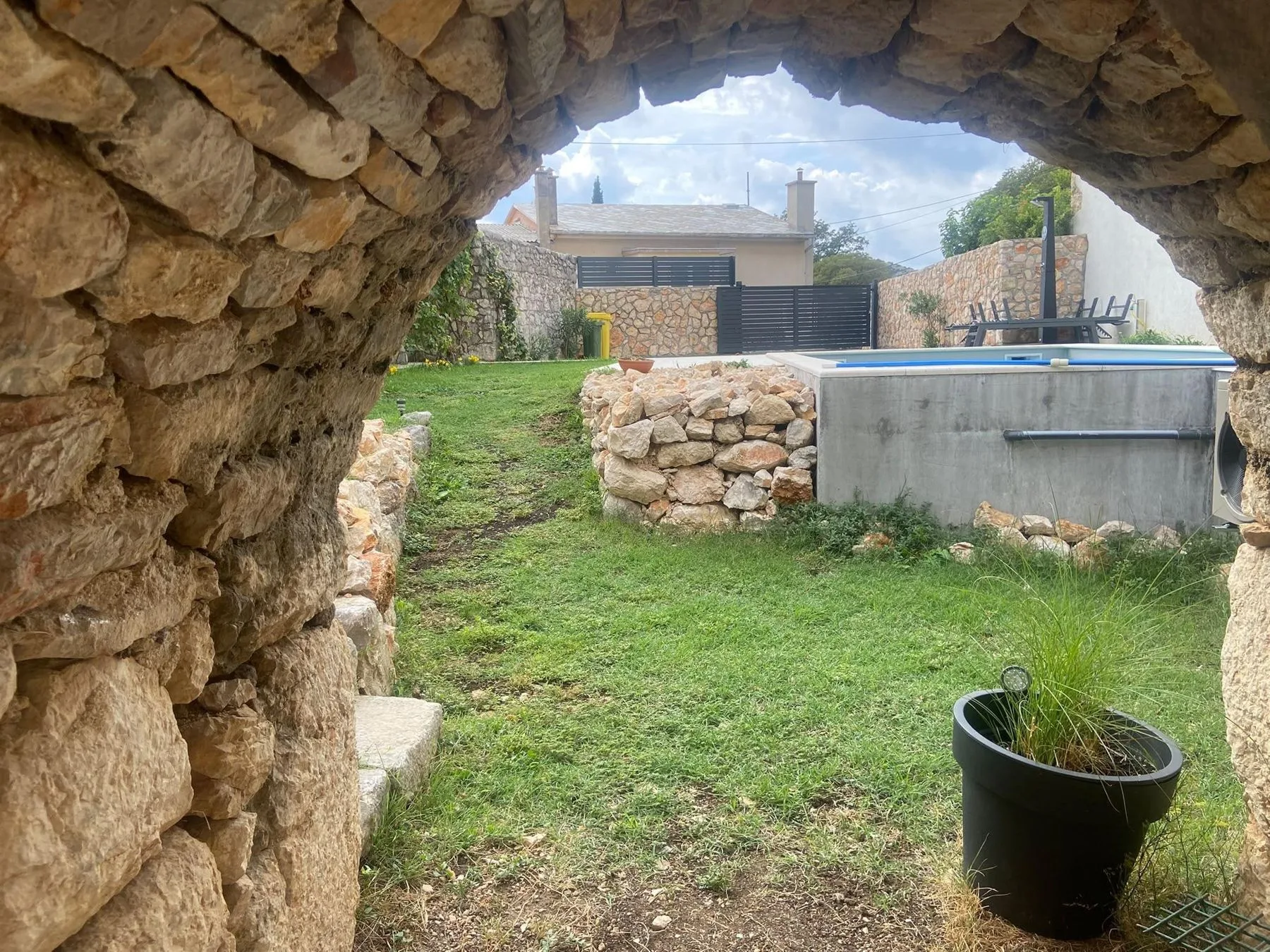 Through the ruin’s arch, across the lawn to the pool