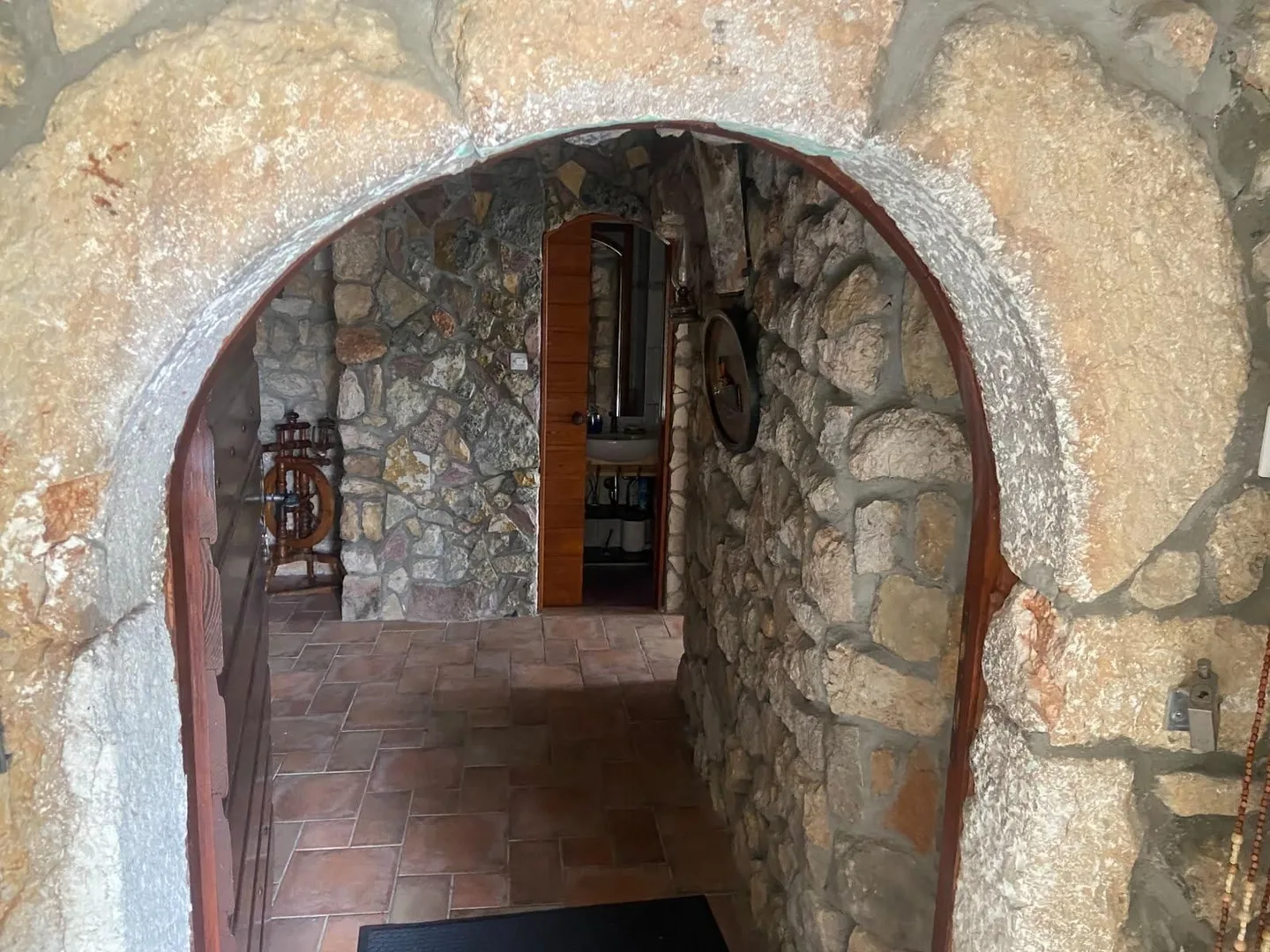 Through the stone arch into the konoba